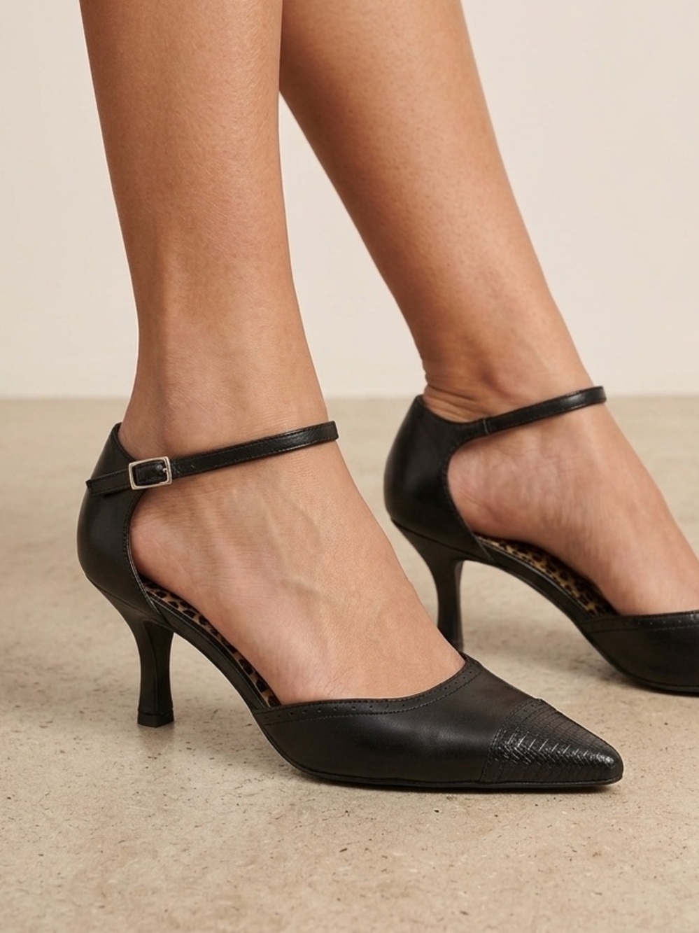 Liz Claiborne Lucy Classic Leather Black Pointed Heels Size 9